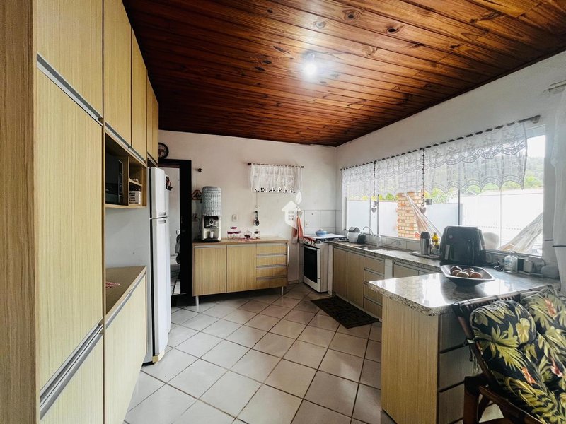 AMPLA CASA COM EXCELENTE LOCALIZAÇÃO NA PRAIA DO UBATUBA - SÃO FRANCISCO DO SUL  São Francisco do Sul - 