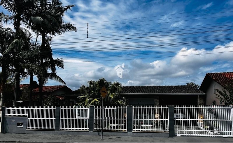AMPLA CASA COM EXCELENTE LOCALIZAÇÃO NA PRAIA DO UBATUBA - SÃO FRANCISCO DO SUL  São Francisco do Sul - 
