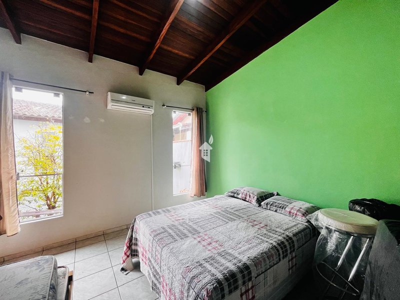 AMPLA CASA COM EXCELENTE LOCALIZAÇÃO NA PRAIA DO UBATUBA - SÃO FRANCISCO DO SUL  São Francisco do Sul - 