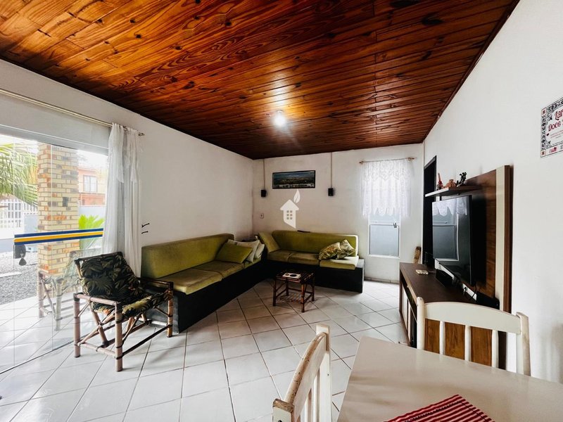 AMPLA CASA COM EXCELENTE LOCALIZAÇÃO NA PRAIA DO UBATUBA - SÃO FRANCISCO DO SUL  São Francisco do Sul - 