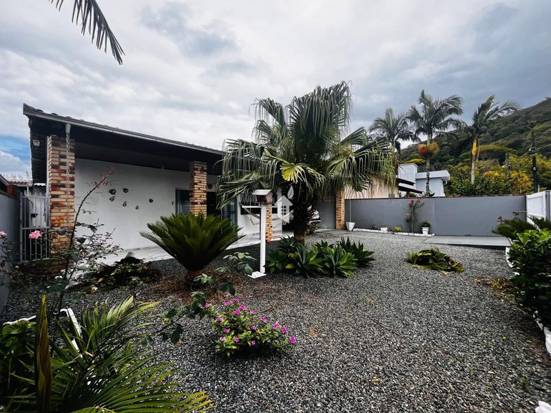 AMPLA CASA COM EXCELENTE LOCALIZAÇÃO NA PRAIA DO UBATUBA - SÃO FRANCISCO DO SUL  São Francisco do Sul - 