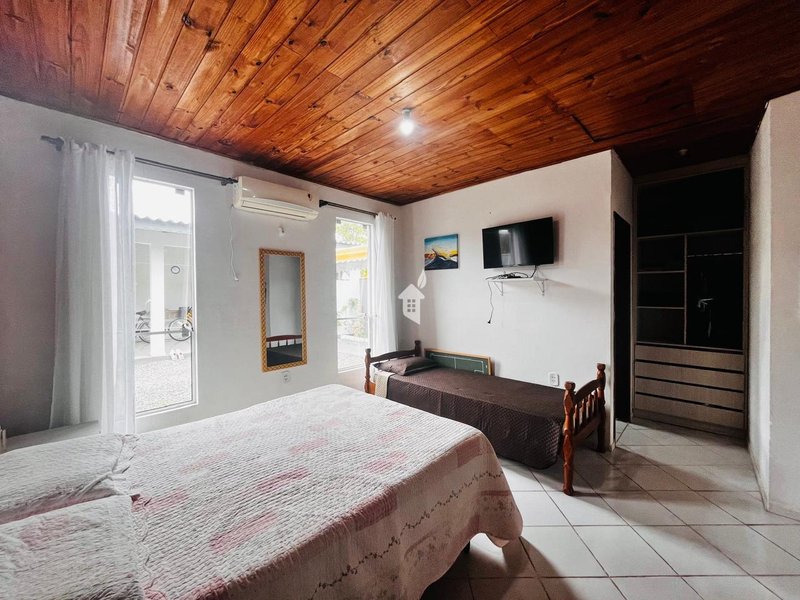 AMPLA CASA COM EXCELENTE LOCALIZAÇÃO NA PRAIA DO UBATUBA - SÃO FRANCISCO DO SUL  São Francisco do Sul - 