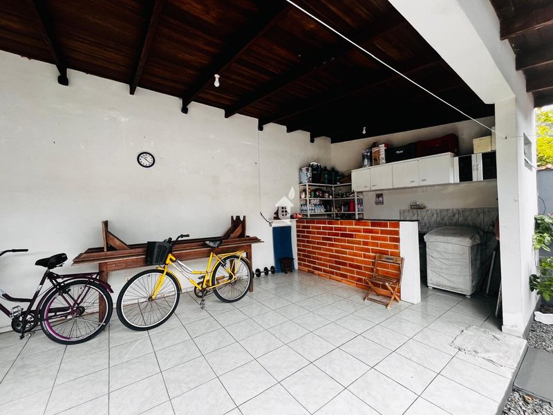 AMPLA CASA COM EXCELENTE LOCALIZAÇÃO NA PRAIA DO UBATUBA - SÃO FRANCISCO DO SUL  São Francisco do Sul - 