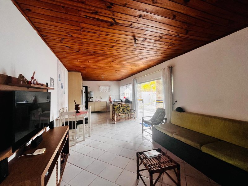 AMPLA CASA COM EXCELENTE LOCALIZAÇÃO NA PRAIA DO UBATUBA - SÃO FRANCISCO DO SUL  São Francisco do Sul - 