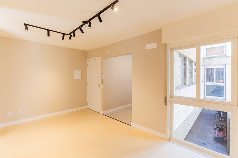 R$ 550.000 - APARTAMENTO - REFORMADO - 56M2 - 2 DORM - 1 VAGA ROTATIVA Rua Ramiro Barcelos Porto Alegre - 