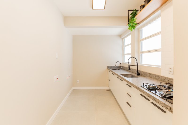 R$ 550.000 - APARTAMENTO - REFORMADO - 56M2 - 2 DORM - 1 VAGA ROTATIVA Rua Ramiro Barcelos Porto Alegre - 