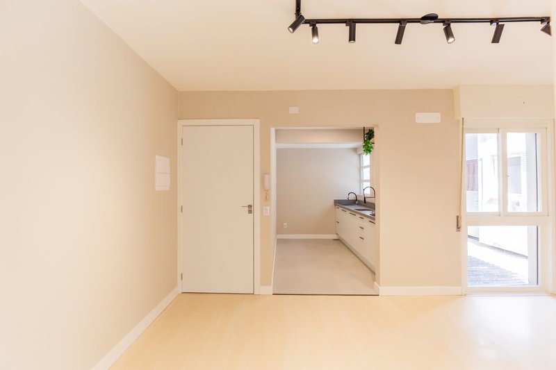 R$ 550.000 - APARTAMENTO - REFORMADO - 56M2 - 2 DORM - 1 VAGA ROTATIVA Rua Ramiro Barcelos Porto Alegre - 