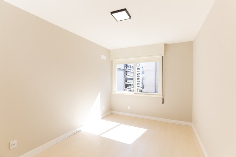 R$ 550.000 - APARTAMENTO - REFORMADO - 56M2 - 2 DORM - 1 VAGA ROTATIVA Rua Ramiro Barcelos Porto Alegre - 