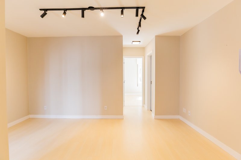 R$ 550.000 - APARTAMENTO - REFORMADO - 56M2 - 2 DORM - 1 VAGA ROTATIVA Rua Ramiro Barcelos Porto Alegre - 