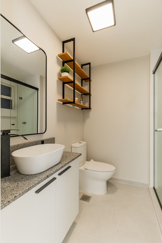 R$ 550.000 - APARTAMENTO - REFORMADO - 56M2 - 2 DORM - 1 VAGA ROTATIVA Rua Ramiro Barcelos Porto Alegre - 