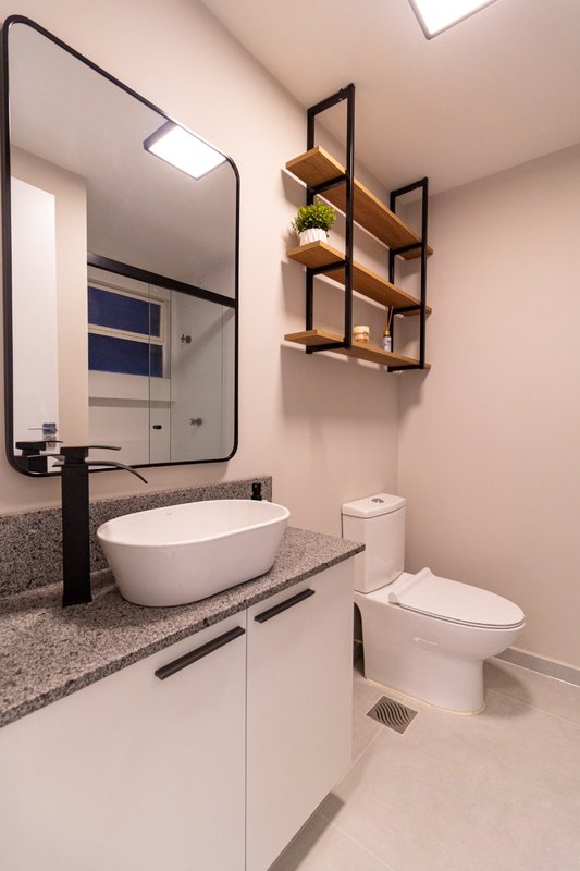 R$ 550.000 - APARTAMENTO - REFORMADO - 56M2 - 2 DORM - 1 VAGA ROTATIVA Rua Ramiro Barcelos Porto Alegre - 