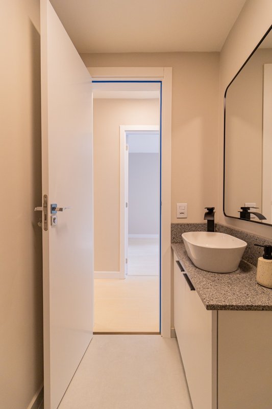 R$ 550.000 - APARTAMENTO - REFORMADO - 56M2 - 2 DORM - 1 VAGA ROTATIVA Rua Ramiro Barcelos Porto Alegre - 