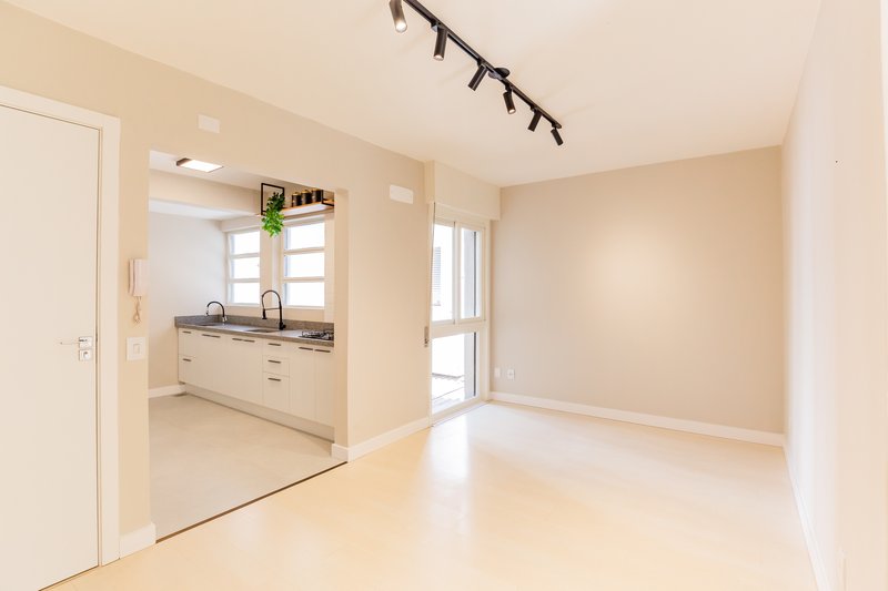 R$ 550.000 - APARTAMENTO - REFORMADO - 56M2 - 2 DORM - 1 VAGA ROTATIVA Rua Ramiro Barcelos Porto Alegre - 