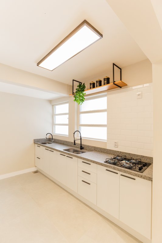 R$ 550.000 - APARTAMENTO - REFORMADO - 56M2 - 2 DORM - 1 VAGA ROTATIVA Rua Ramiro Barcelos Porto Alegre - 