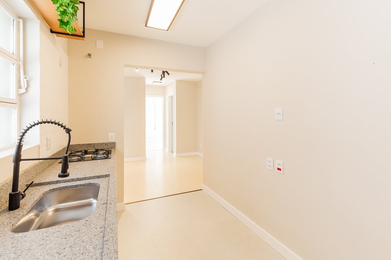 R$ 550.000 - APARTAMENTO - REFORMADO - 56M2 - 2 DORM - 1 VAGA ROTATIVA Rua Ramiro Barcelos Porto Alegre - 