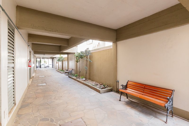 R$ 550.000 - APARTAMENTO - REFORMADO - 56M2 - 2 DORM - 1 VAGA ROTATIVA Rua Ramiro Barcelos Porto Alegre - 