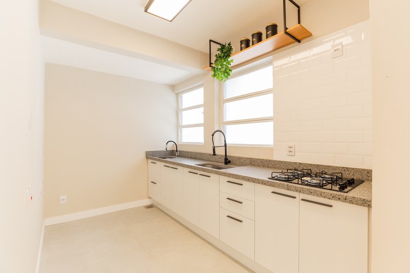 R$ 550.000 - APARTAMENTO - REFORMADO - 56M2 - 2 DORM - 1 VAGA ROTATIVA Rua Ramiro Barcelos Porto Alegre - 