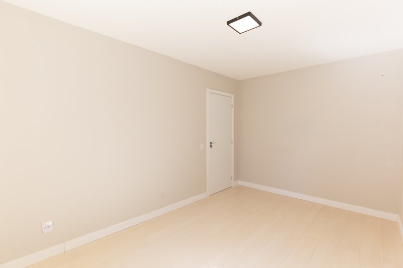 R$ 550.000 - APARTAMENTO - REFORMADO - 56M2 - 2 DORM - 1 VAGA ROTATIVA Rua Ramiro Barcelos Porto Alegre - 