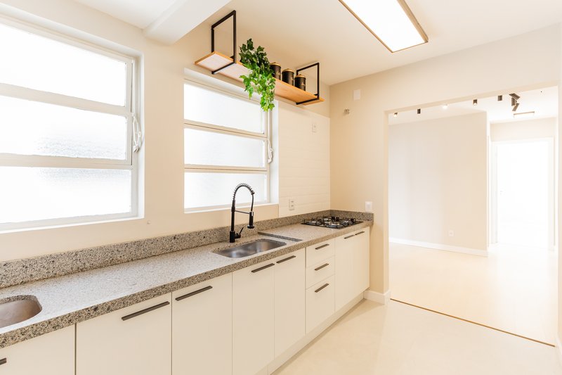 R$ 550.000 - APARTAMENTO - REFORMADO - 56M2 - 2 DORM - 1 VAGA ROTATIVA Rua Ramiro Barcelos Porto Alegre - 