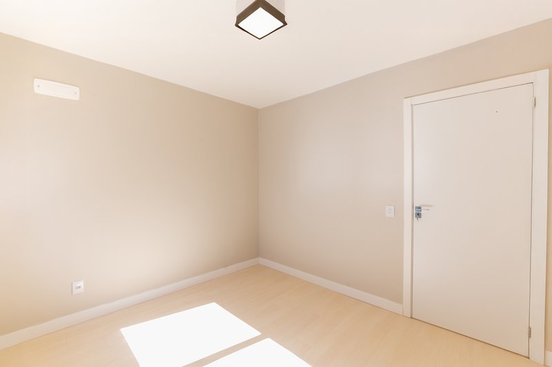 R$ 550.000 - APARTAMENTO - REFORMADO - 56M2 - 2 DORM - 1 VAGA ROTATIVA Rua Ramiro Barcelos Porto Alegre - 