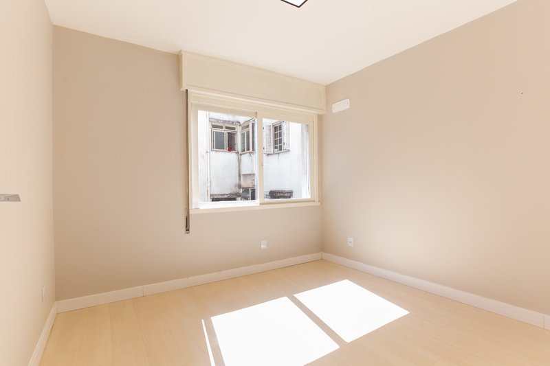 R$ 550.000 - APARTAMENTO - REFORMADO - 56M2 - 2 DORM - 1 VAGA ROTATIVA Rua Ramiro Barcelos Porto Alegre - 