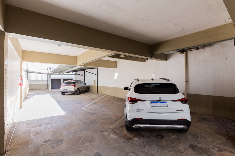 R$ 550.000 - APARTAMENTO - REFORMADO - 56M2 - 2 DORM - 1 VAGA ROTATIVA Rua Ramiro Barcelos Porto Alegre - 