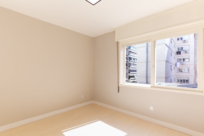 R$ 550.000 - APARTAMENTO - REFORMADO - 56M2 - 2 DORM - 1 VAGA ROTATIVA Rua Ramiro Barcelos Porto Alegre - 