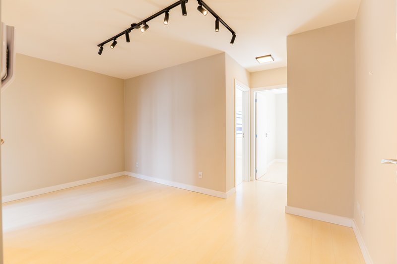 R$ 550.000 - APARTAMENTO - REFORMADO - 56M2 - 2 DORM - 1 VAGA ROTATIVA Rua Ramiro Barcelos Porto Alegre - 