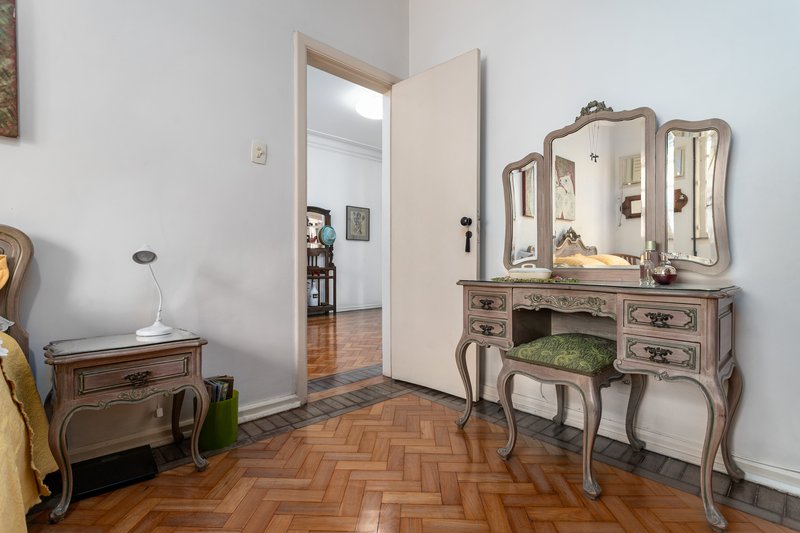 Dois quartos com varanda, pé-direito alto e charme de prédio antigo na General Glicério! Rua Professor Ortiz Monteiro Rio de Janeiro - 