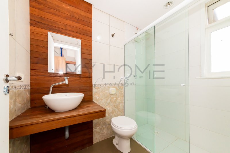 CASA COMERCIAL E RESIDENCIAL NO BAIRRO MERCES! Rua Dom Alberto Gonçalves Curitiba - 