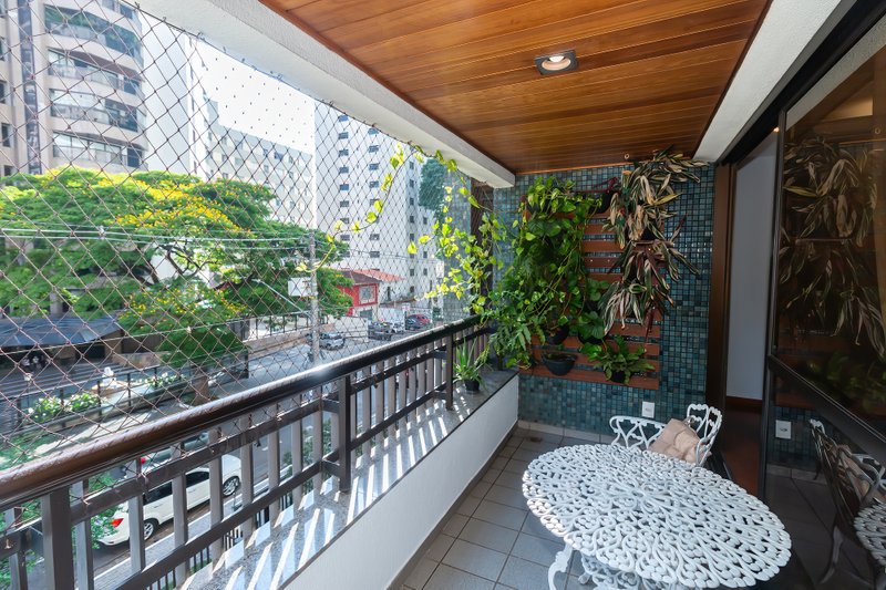 ALUGO APARTAMENTO AMPLO E ELEGANTE EM MOEMA — 4 DORMITÓRIOS, 1 SUÍTE E 2 VAGAS DE GARAGEM Avenida Pavão São Paulo - 