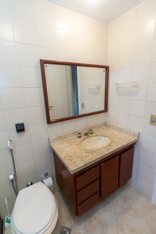 ALUGO APARTAMENTO AMPLO E ELEGANTE EM MOEMA — 4 DORMITÓRIOS, 1 SUÍTE E 2 VAGAS DE GARAGEM Avenida Pavão São Paulo - 