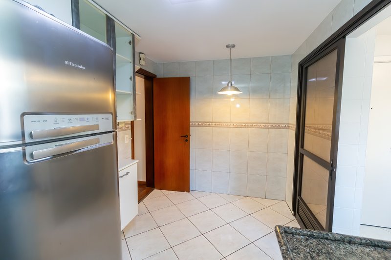 ALUGO APARTAMENTO AMPLO E ELEGANTE EM MOEMA — 4 DORMITÓRIOS, 1 SUÍTE E 2 VAGAS DE GARAGEM Avenida Pavão São Paulo - 