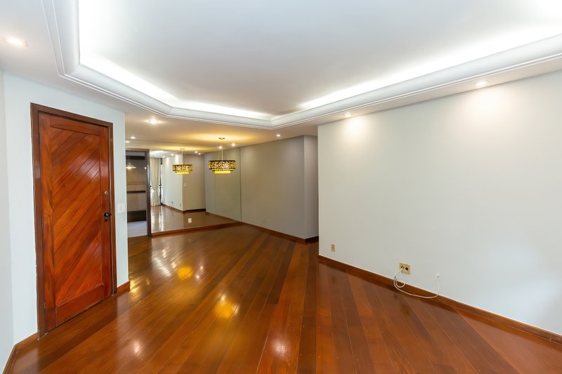 ALUGO APARTAMENTO AMPLO E ELEGANTE EM MOEMA — 4 DORMITÓRIOS, 1 SUÍTE E 2 VAGAS DE GARAGEM Avenida Pavão São Paulo - 