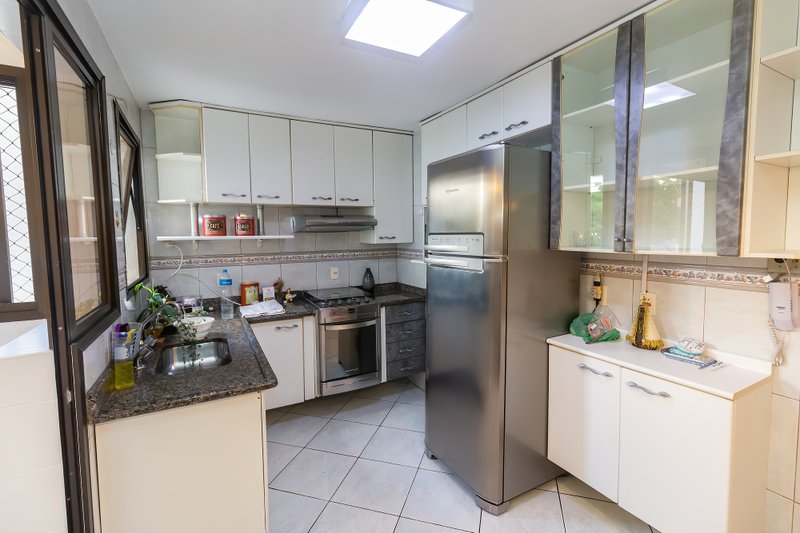 ALUGO APARTAMENTO AMPLO E ELEGANTE EM MOEMA — 4 DORMITÓRIOS, 1 SUÍTE E 2 VAGAS DE GARAGEM Avenida Pavão São Paulo - 