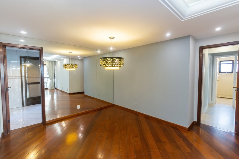 ALUGO APARTAMENTO AMPLO E ELEGANTE EM MOEMA — 4 DORMITÓRIOS, 1 SUÍTE E 2 VAGAS DE GARAGEM Avenida Pavão São Paulo - 