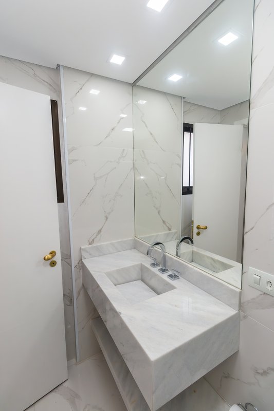 ALUGO APARTAMENTO AMPLO E ELEGANTE EM MOEMA — 4 DORMITÓRIOS, 1 SUÍTE E 2 VAGAS DE GARAGEM Avenida Pavão São Paulo - 