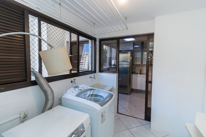 ALUGO APARTAMENTO AMPLO E ELEGANTE EM MOEMA — 4 DORMITÓRIOS, 1 SUÍTE E 2 VAGAS DE GARAGEM Avenida Pavão São Paulo - 