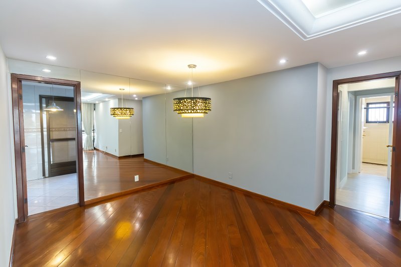 ALUGO APARTAMENTO AMPLO E ELEGANTE EM MOEMA — 4 DORMITÓRIOS, 1 SUÍTE E 2 VAGAS DE GARAGEM Avenida Pavão São Paulo - 