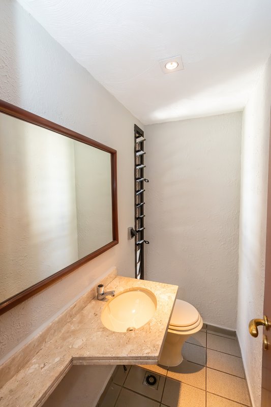 ALUGO APARTAMENTO AMPLO E ELEGANTE EM MOEMA — 4 DORMITÓRIOS, 1 SUÍTE E 2 VAGAS DE GARAGEM Avenida Pavão São Paulo - 