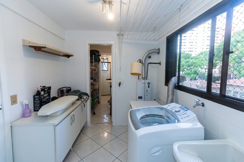 ALUGO APARTAMENTO AMPLO E ELEGANTE EM MOEMA — 4 DORMITÓRIOS, 1 SUÍTE E 2 VAGAS DE GARAGEM Avenida Pavão São Paulo - 