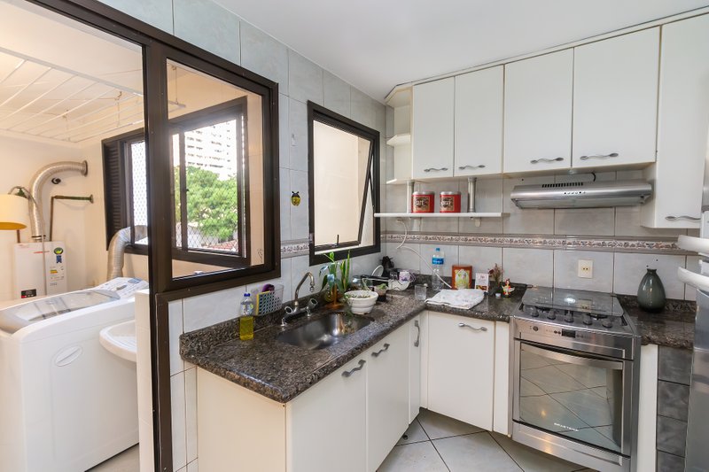 ALUGO APARTAMENTO AMPLO E ELEGANTE EM MOEMA — 4 DORMITÓRIOS, 1 SUÍTE E 2 VAGAS DE GARAGEM Avenida Pavão São Paulo - 