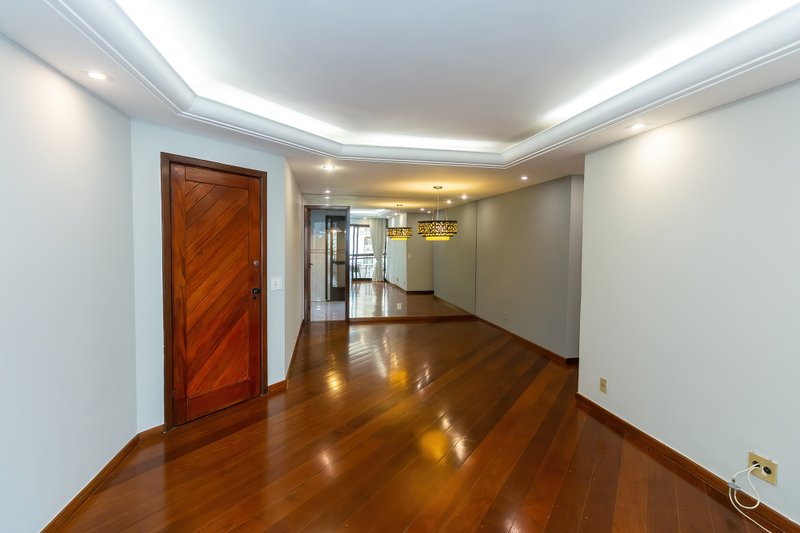 ALUGO APARTAMENTO AMPLO E ELEGANTE EM MOEMA — 4 DORMITÓRIOS, 1 SUÍTE E 2 VAGAS DE GARAGEM Avenida Pavão São Paulo - 