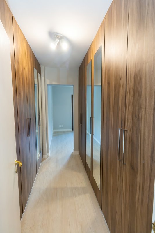 ALUGO APARTAMENTO AMPLO E ELEGANTE EM MOEMA — 4 DORMITÓRIOS, 1 SUÍTE E 2 VAGAS DE GARAGEM Avenida Pavão São Paulo - 