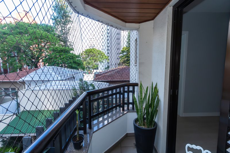 ALUGO APARTAMENTO AMPLO E ELEGANTE EM MOEMA — 4 DORMITÓRIOS, 1 SUÍTE E 2 VAGAS DE GARAGEM Avenida Pavão São Paulo - 