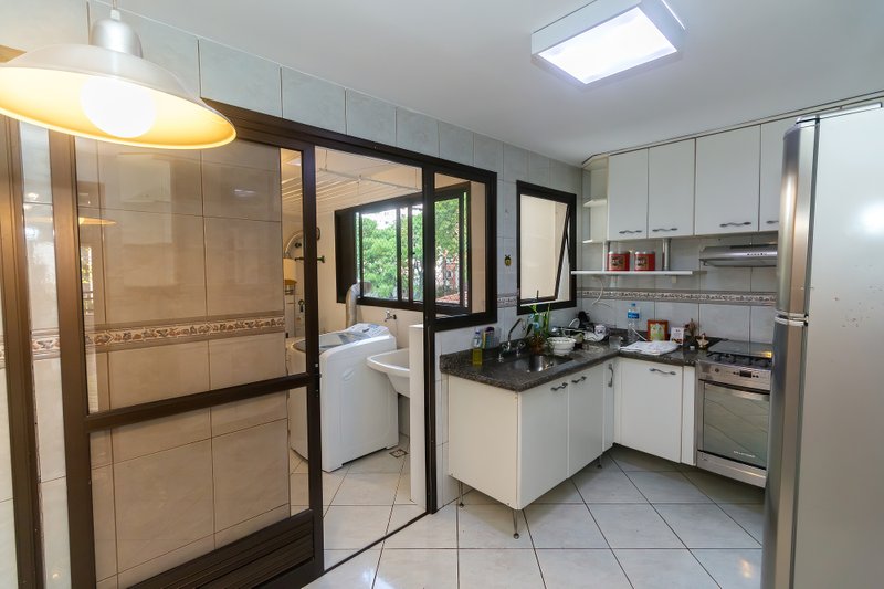 ALUGO APARTAMENTO AMPLO E ELEGANTE EM MOEMA — 4 DORMITÓRIOS, 1 SUÍTE E 2 VAGAS DE GARAGEM Avenida Pavão São Paulo - 