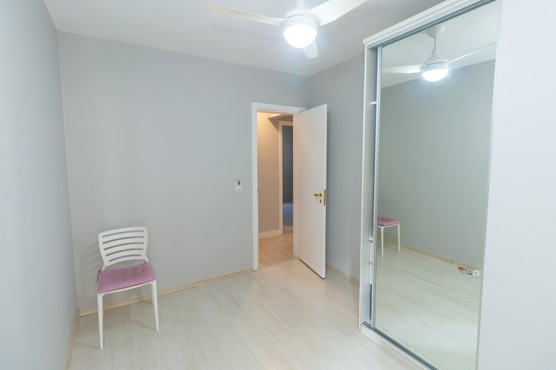 ALUGO APARTAMENTO AMPLO E ELEGANTE EM MOEMA — 4 DORMITÓRIOS, 1 SUÍTE E 2 VAGAS DE GARAGEM Avenida Pavão São Paulo - 