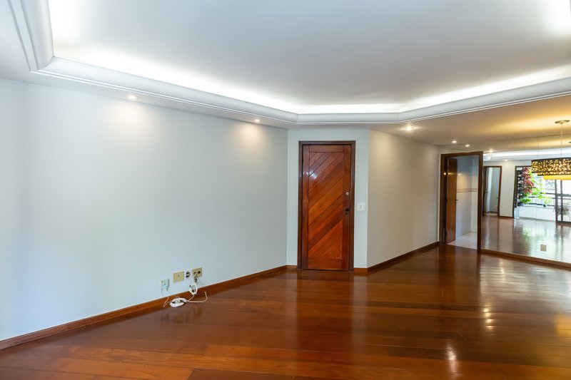 ALUGO APARTAMENTO AMPLO E ELEGANTE EM MOEMA — 4 DORMITÓRIOS, 1 SUÍTE E 2 VAGAS DE GARAGEM Avenida Pavão São Paulo - 