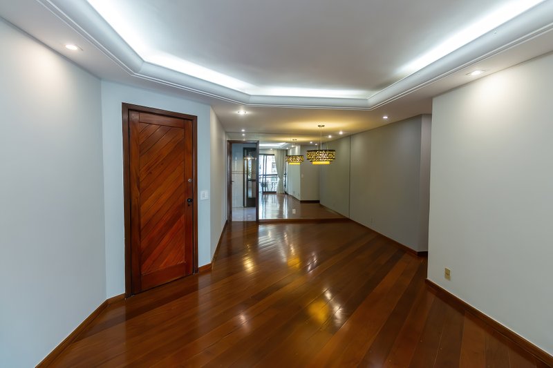ALUGO APARTAMENTO AMPLO E ELEGANTE EM MOEMA — 4 DORMITÓRIOS, 1 SUÍTE E 2 VAGAS DE GARAGEM Avenida Pavão São Paulo - 