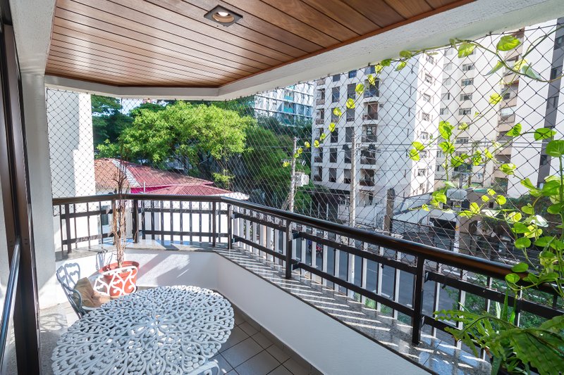 ALUGO APARTAMENTO AMPLO E ELEGANTE EM MOEMA — 4 DORMITÓRIOS, 1 SUÍTE E 2 VAGAS DE GARAGEM Avenida Pavão São Paulo - 